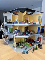 Playmobil 3-stöckiges Eckhaus mit Bakon und Pool