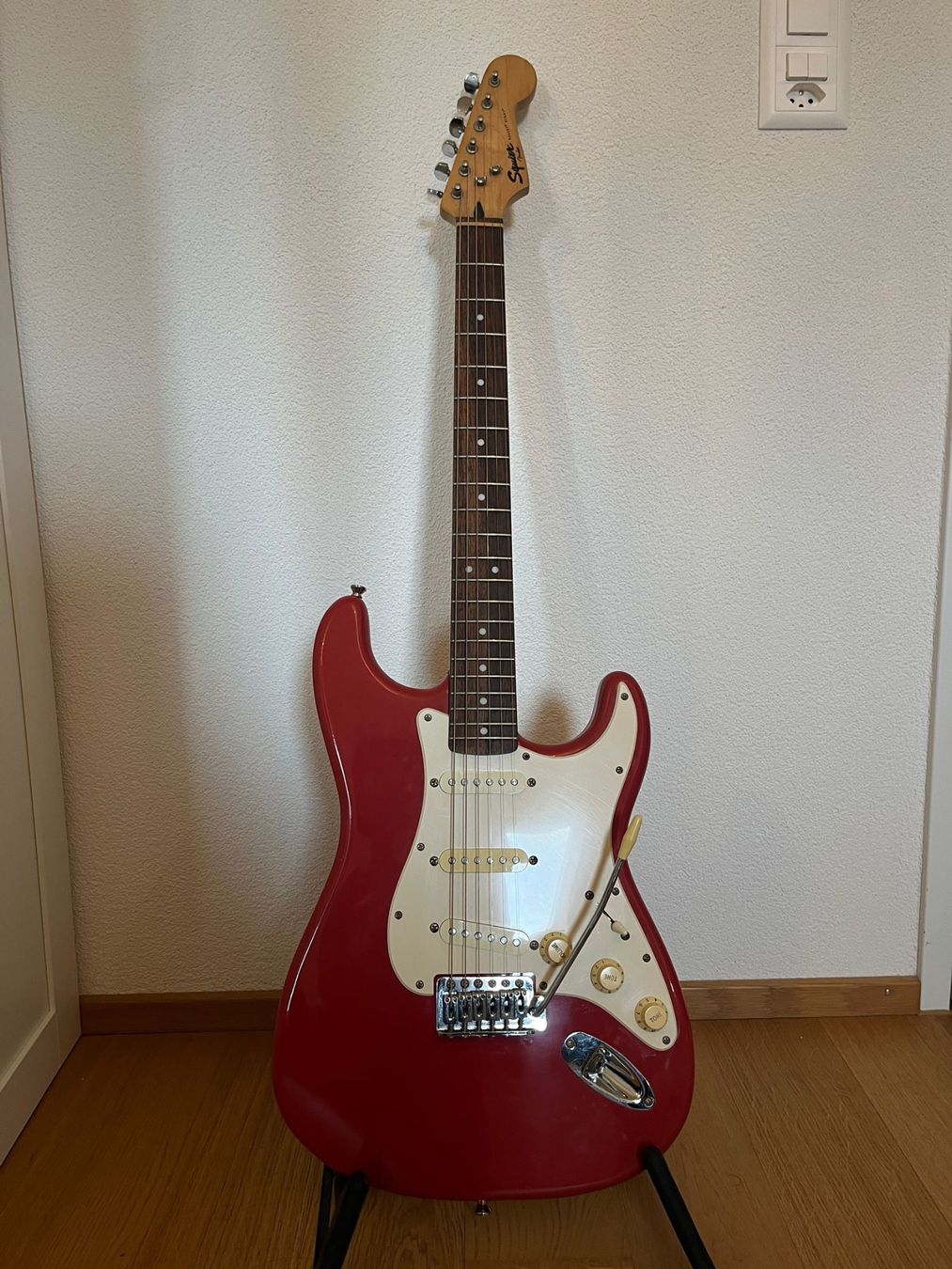 Squier Musikinstrumente: E-Gitarre Squier Bullet Strat Rot – Gebraucht aus Nassenwil von SShao