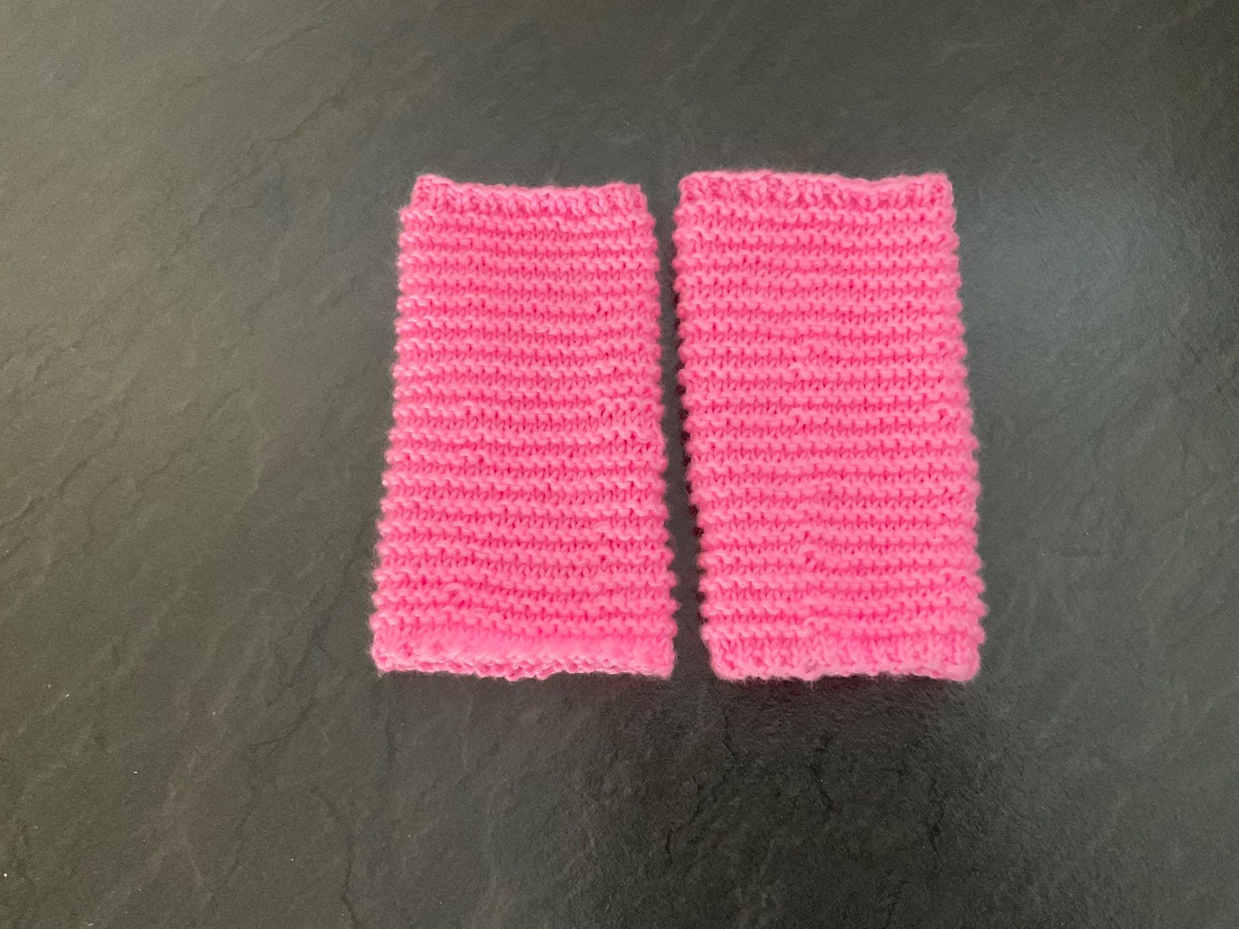 Guanti & manicotti: Handgestrickte Pulswärmer- Amedisli Rosa – Nuovo (secondo la descrizione) da Wetzikon ZH venduto da FeeF