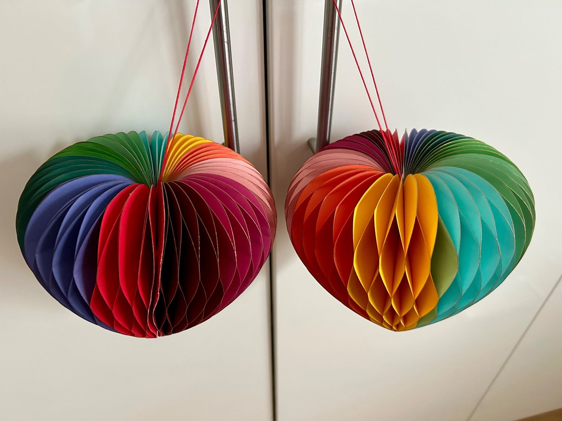 Tutte le decorazioni: 2 Papier-Deko-Kugeln Regenbogenfarben mit Magnet – Nuovo (secondo la descrizione) da Henggart venduto da Struppi021