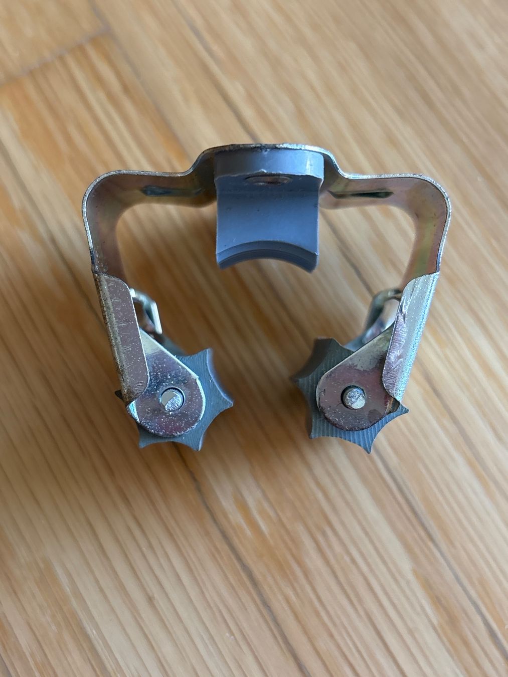 Fixations: Besenhalter mit Gummirollen – D'occasion à Luzern par Sontru 1