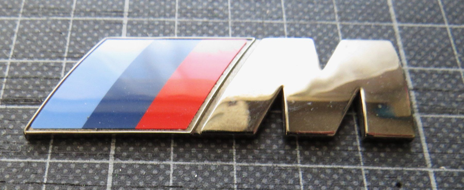 BMW Tutti pezzi di ricambio auto: BMW M Emblem – Usato da Ettingen venduto da campione_1