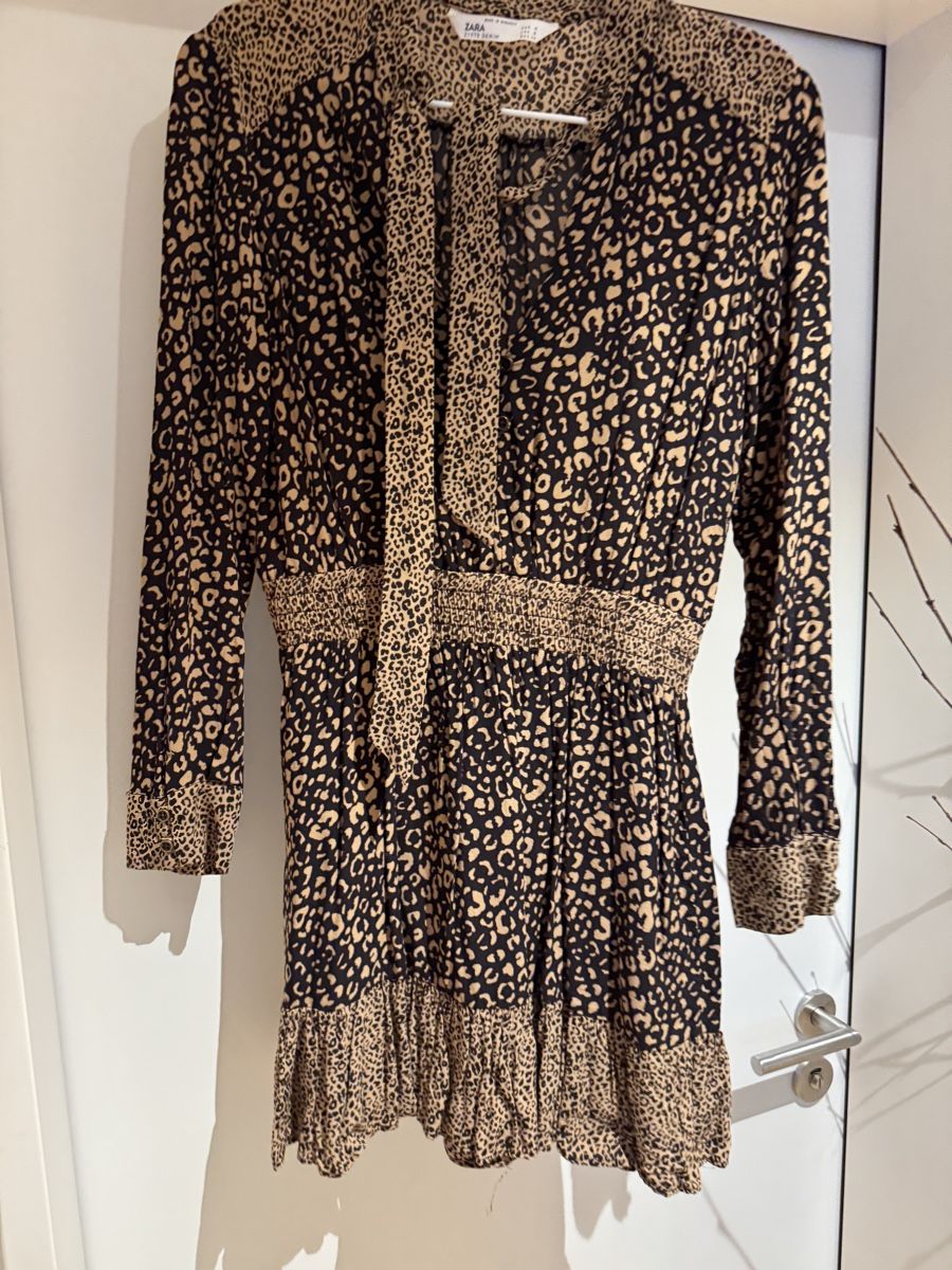 Kleider: Zara Kleid Leoprint Gr. M – Gebraucht aus Hinwil von YPMK61