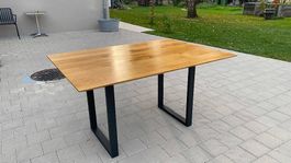 Massiver Eichentisch mit Schweizerkante (140 x 100 cm)