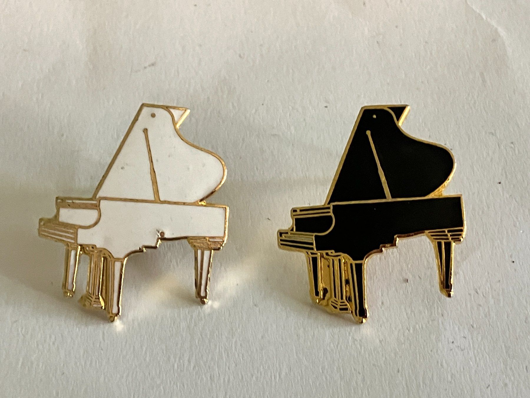 Plaquettes & Badges: 2 Pin Piano – D'occasion à Basel par djwwpp