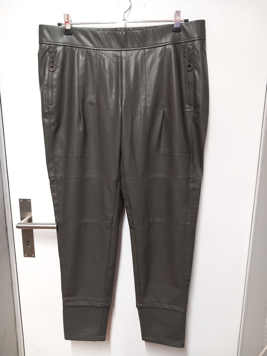 Raffaello Rossi Pantaloni: Raffaello Rossi Kunstlederhose "Candy Leather" Gr.44 oliv – Usato da Gwatt (Thun) venduto da umwelt-brocki