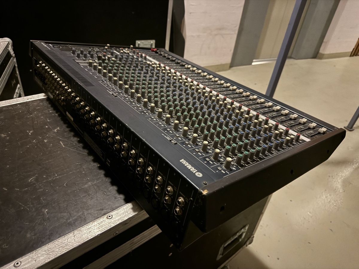 Yamaha Console di mixaggio: Yamaha mixing console MG24/14FX – Usato da Birr venduto da nbsound 2