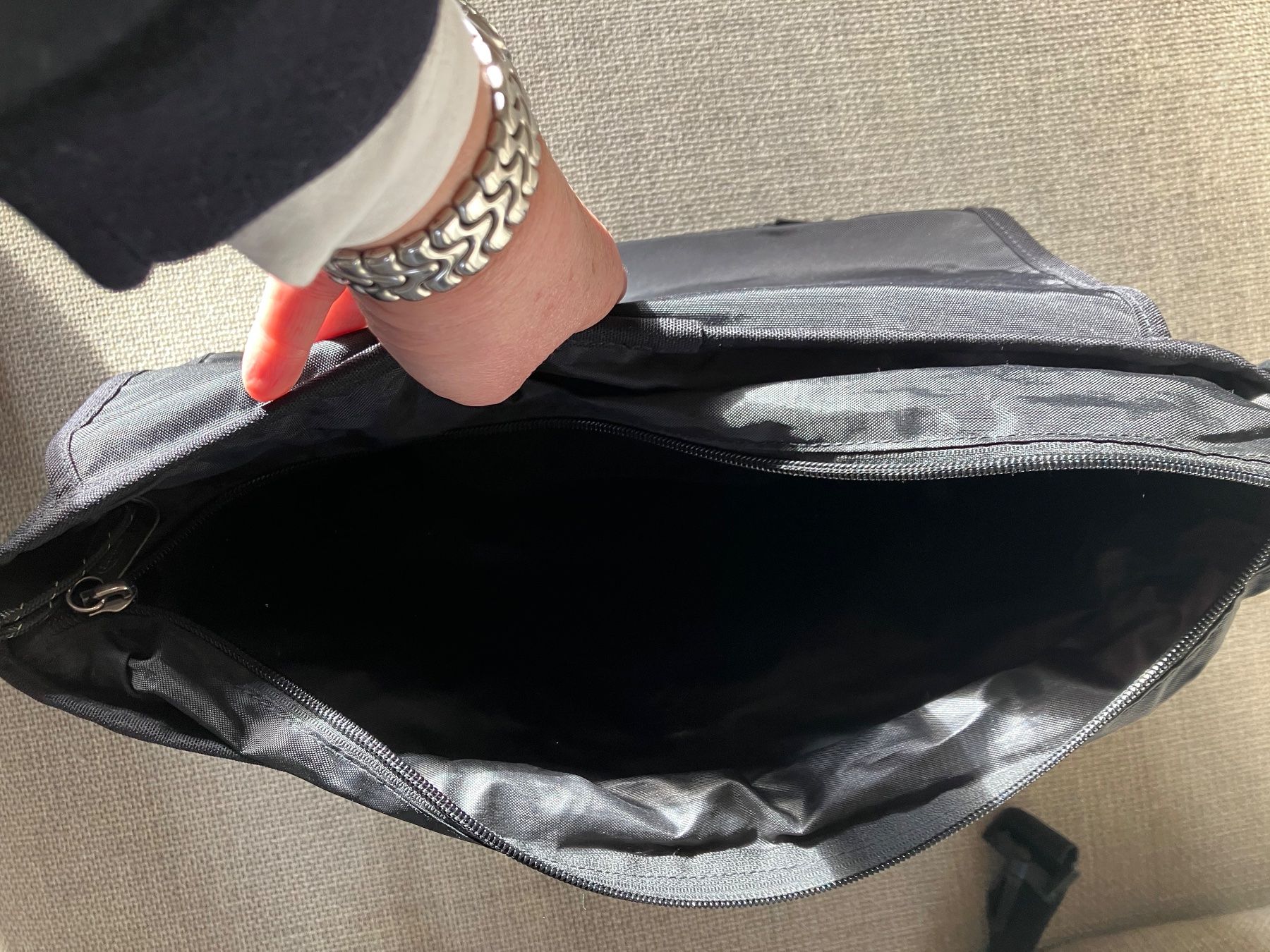 Eastpak Taschen: Eastpak Umhängetasche, schwarz – Gebraucht aus Basel von jon_8csg 3