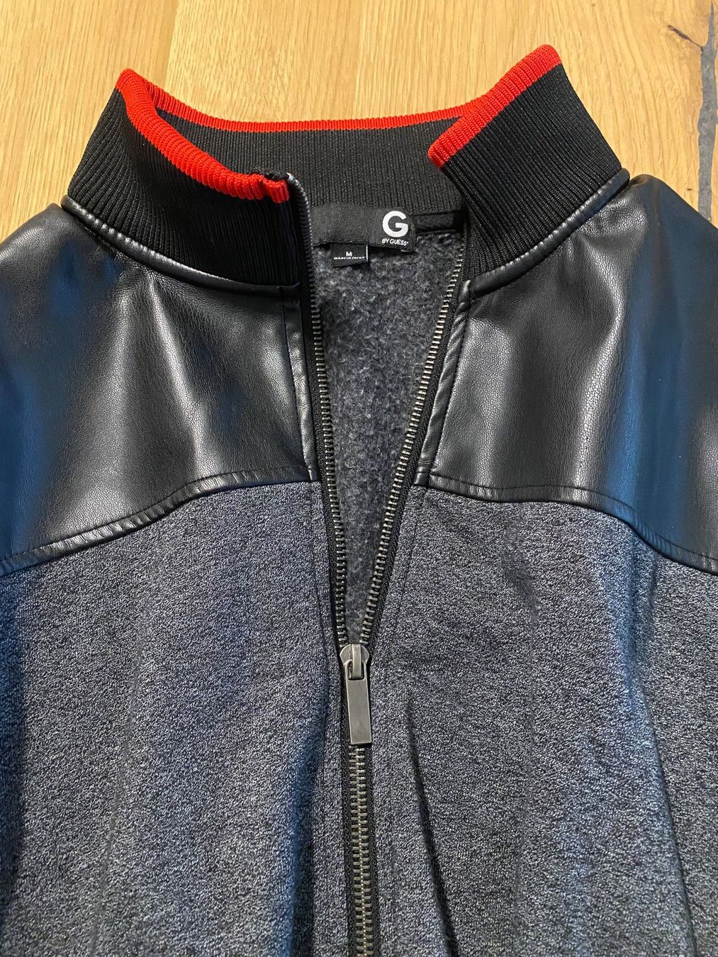 Guess Maglioni & Felpe: Guess Pullover, Guter Zustand, Grösse M, Schwarz/Grau – Usato da Bätterkinden venduto da Albera 1