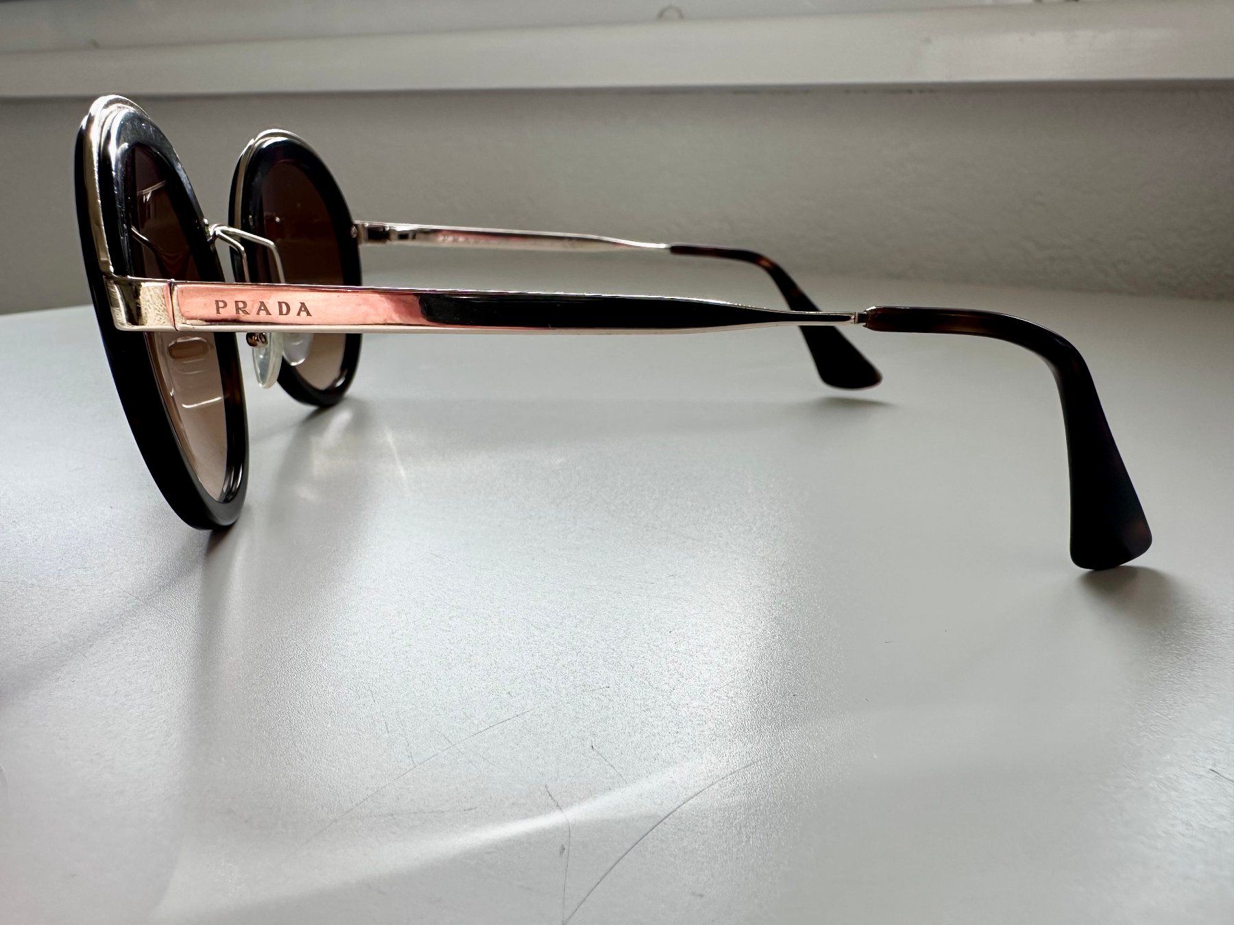 Prada Occhiali & Lenti: Prada Oversize Sunglasses – Usato da Leysin venduto da cin_9sgy 2