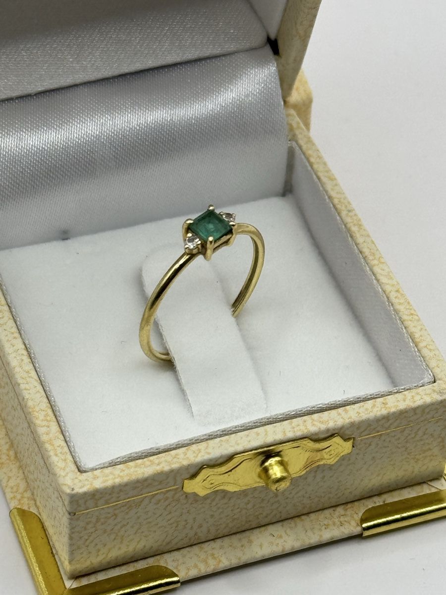 Ringe: Timeless Trilogy Ring with Emerald Center and Diamond Accent – Neu (gemäss Beschreibung) aus Glattpark(Opfikon) von Pflanzenmami68