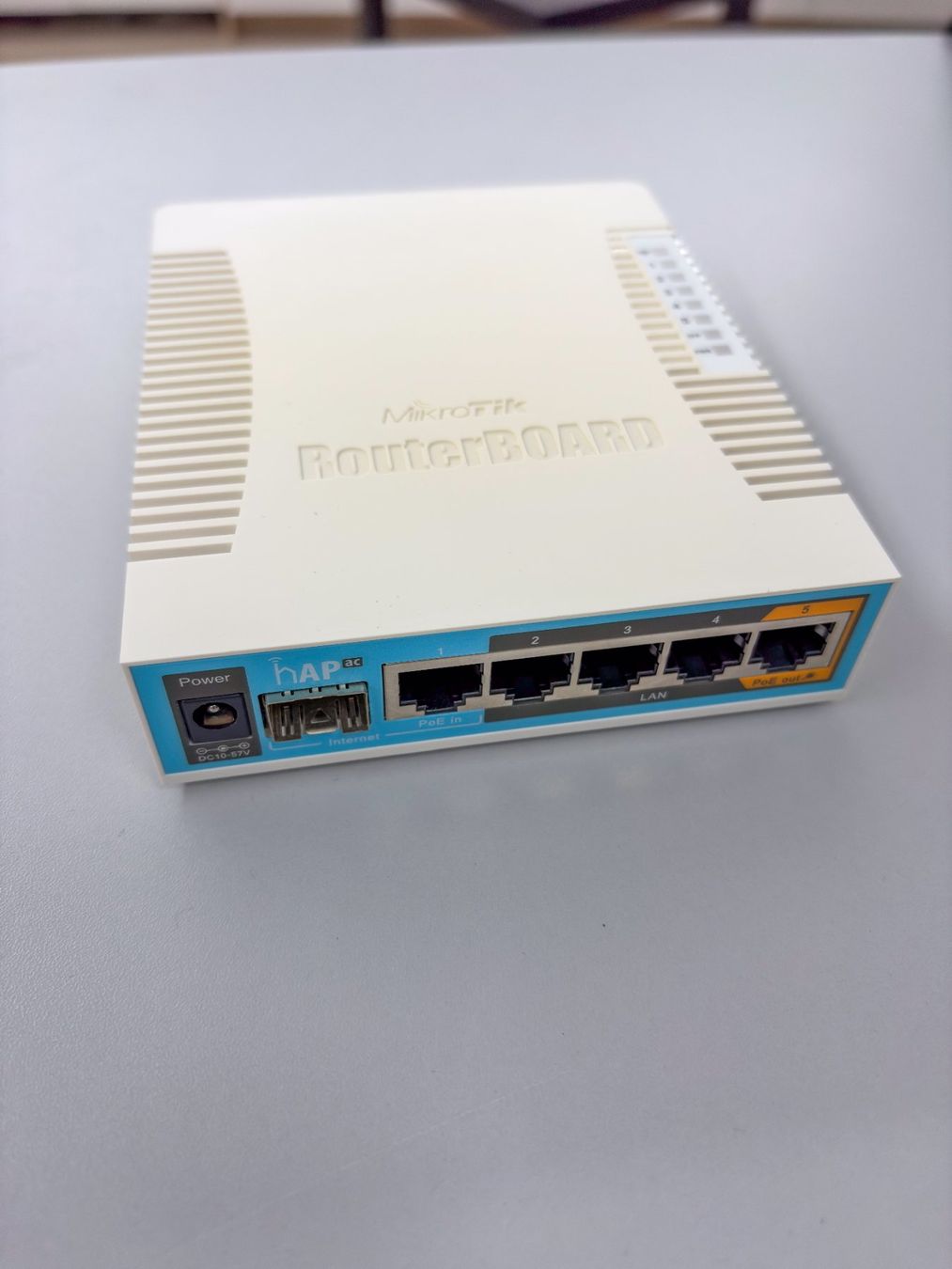 Hubs & Switches: MikroTik hAP ac - Wireless Access Point, Switch mit SFP – D'occasion à Sevelen par marcofl