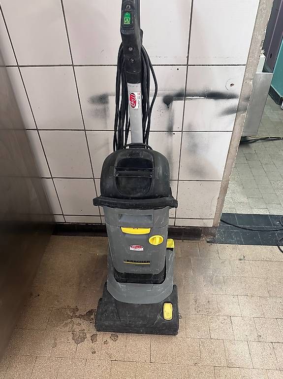 Kärcher Toutes les machines: Scheuersaugmaschine BR 30/4 C – D'occasion à Luzern par lebaraswiss