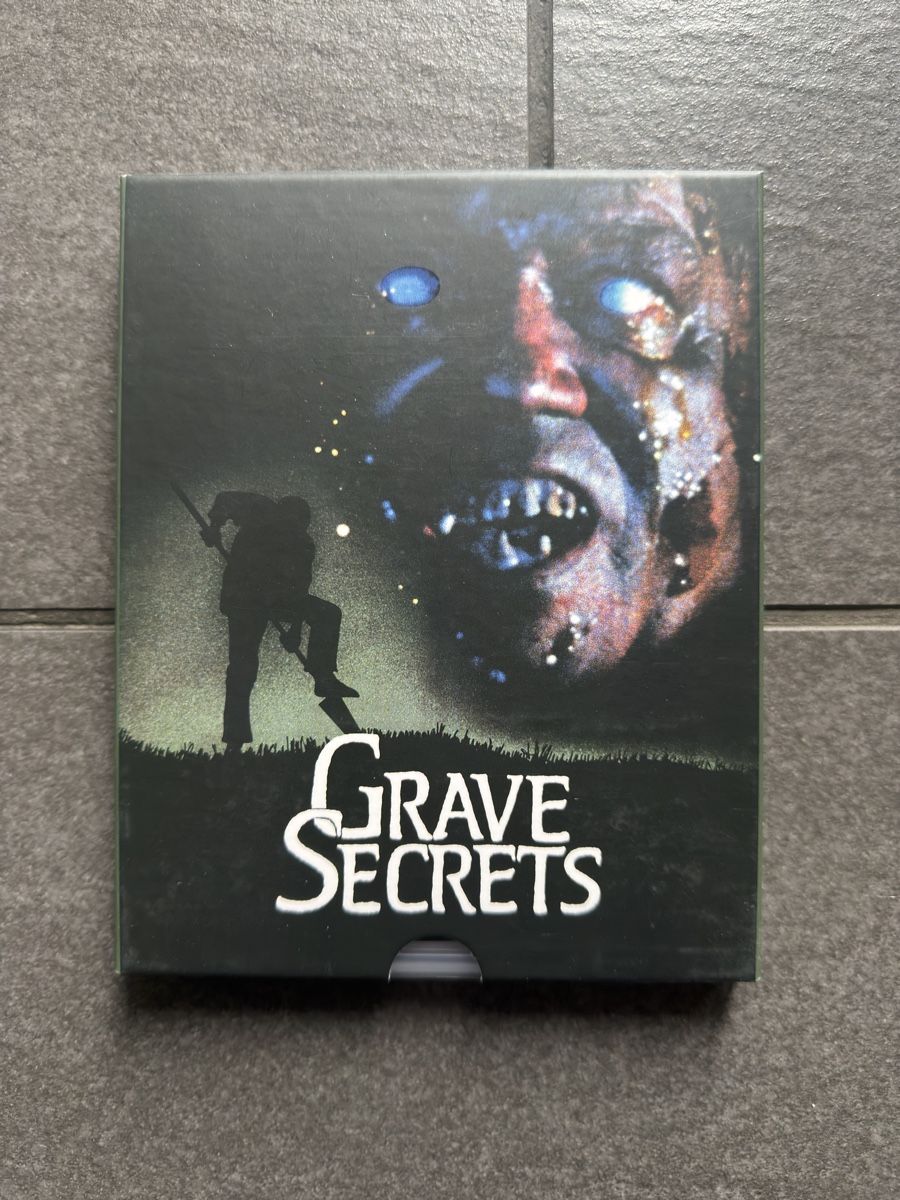 Tutti i DVDs: Grave Secrets Vinegar Syndrome Blu-ray – Nuovo (secondo la descrizione) da Zürich venduto da cENS0R 2