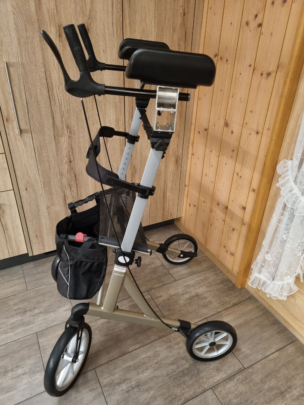 Ausili per la deambulazione: Birkenrot Hochrollator / Unterarmauflage Rollator – Usato da Reichenbach i. K. venduto da Fanki83 1