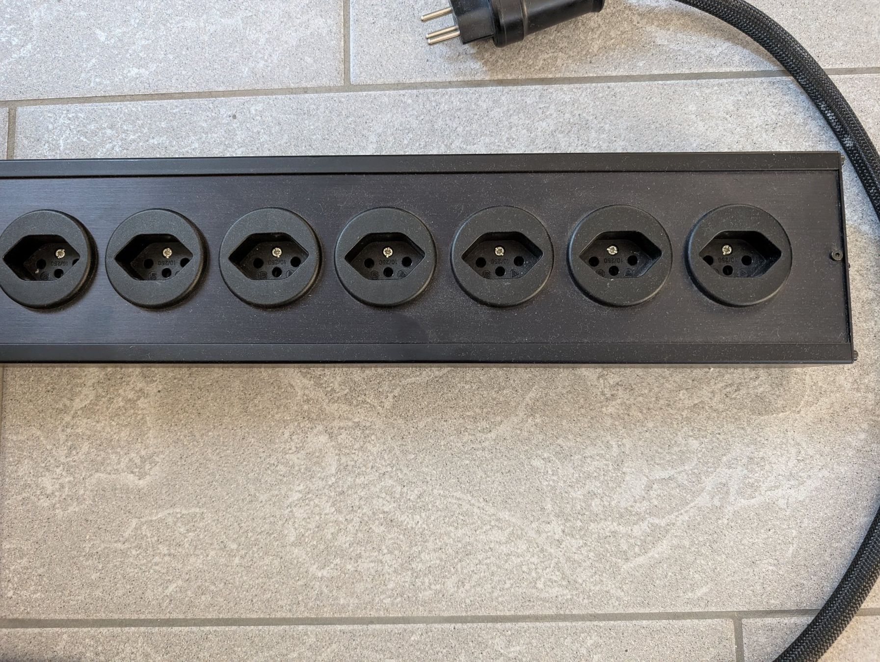 Spine: Fisch Audiotechnik Audio-Filterleiste 8x CH-Stecker – Usato da Root venduto da TimeWalker 2