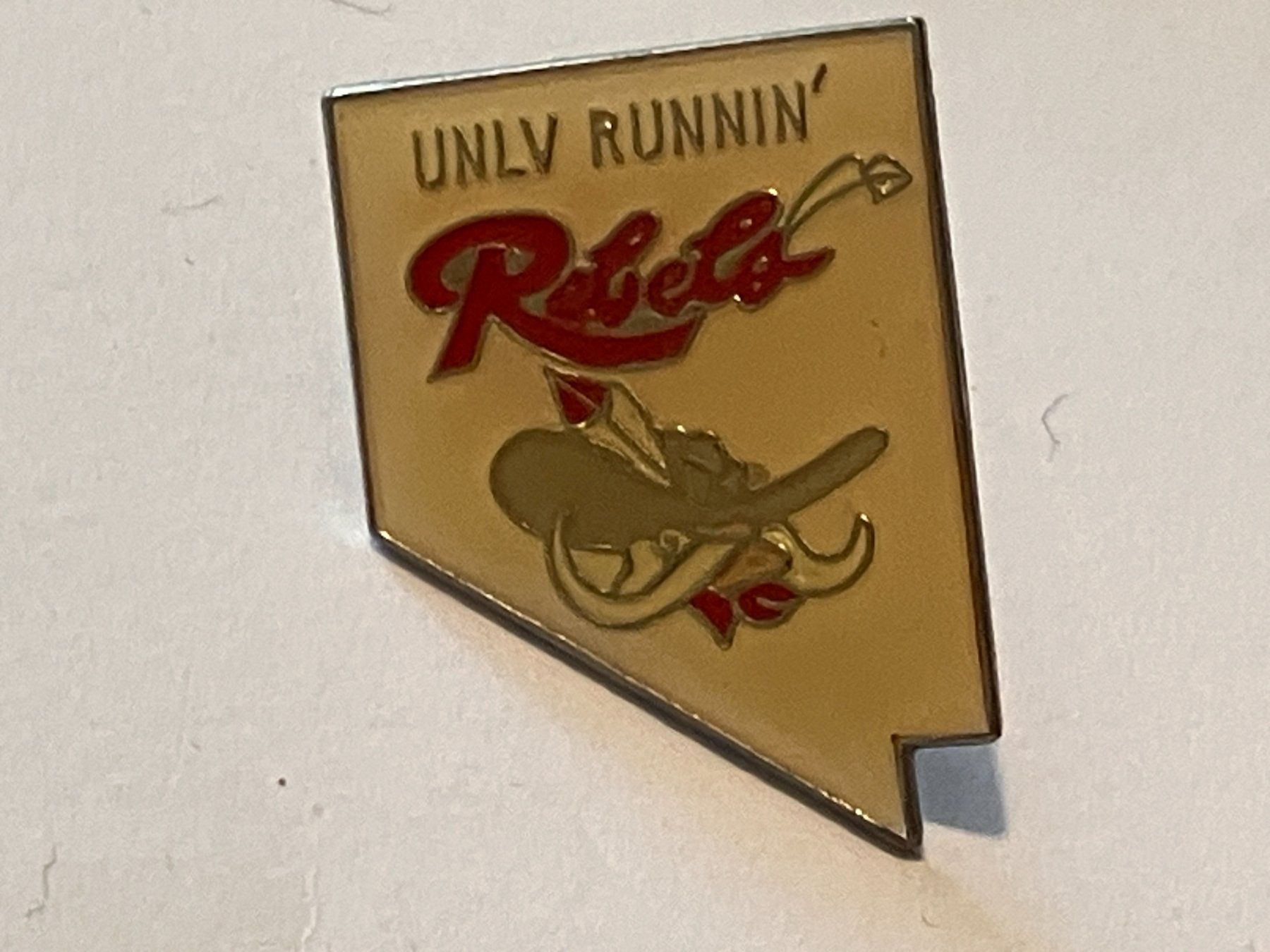 Placchette & Badge: 1 Pin UNLV Runnin Rebels – Usato da Basel venduto da djwwpp