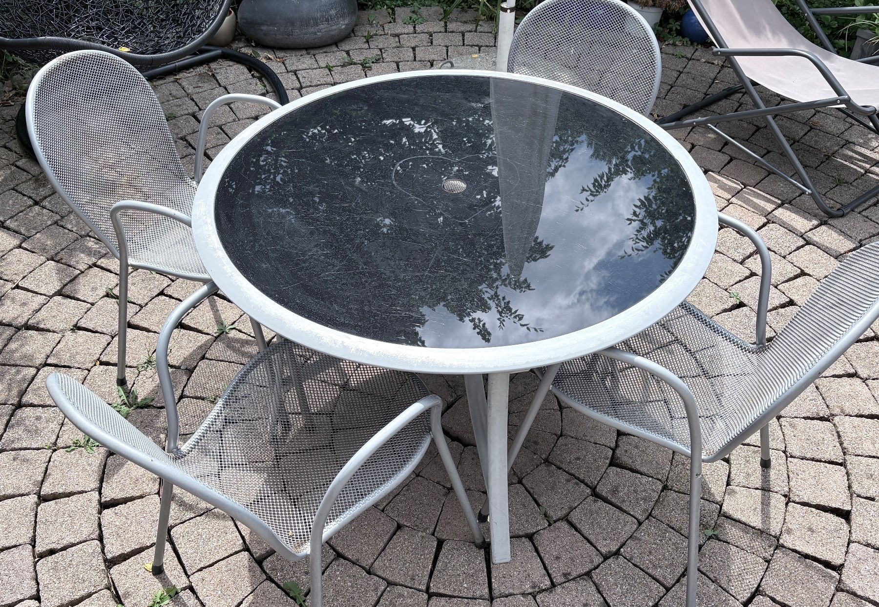 Tables: Rundes Gartentisch Set / Oder nur Tisch – D'occasion à Rodersdorf par anjagarland