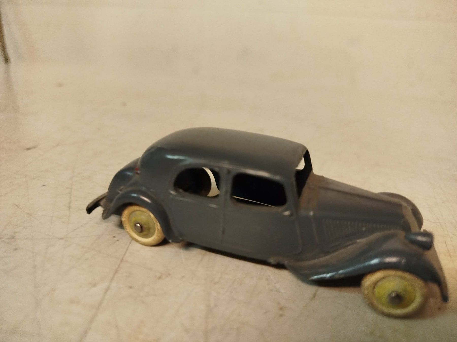 Citroën Modellini d'auto: J.R.D.  Citroën 11 CV – Usato da La Chaux-de-Fonds venduto da Emmaus2300CDF 1