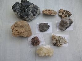 Mineraliensammlung, Bleiglanz mit Seligmanit, Calcit und und