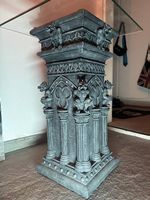 Gotische Säule (Tisch) mit Gargoyles