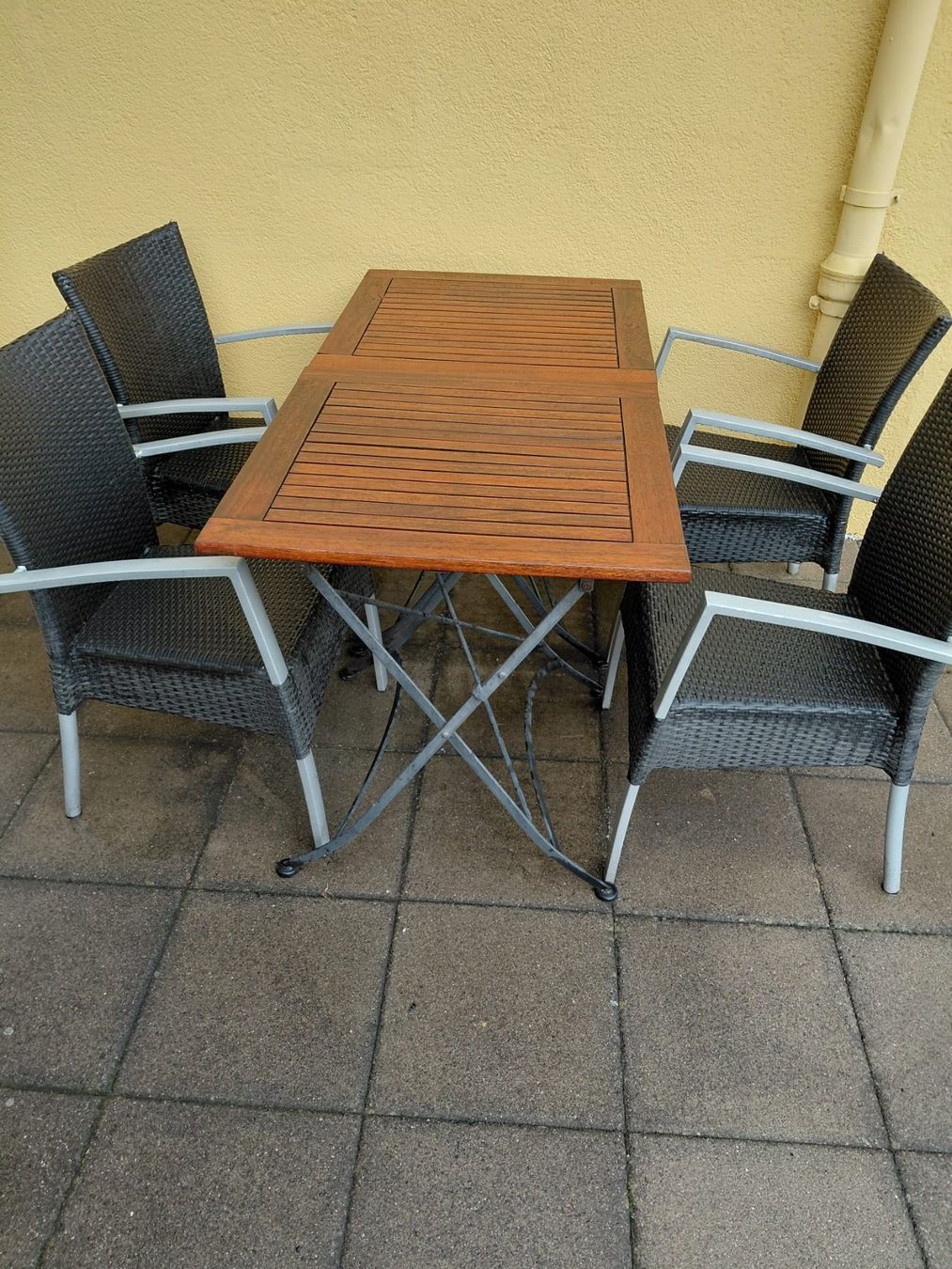 Tavoli: Gartentisch mit 2 Stühlen – Usato da Küttigen venduto da chevrolet88