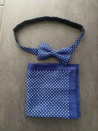 Elegantes Set: Marineblaue Pünktli Fliege & Pochette für Anl