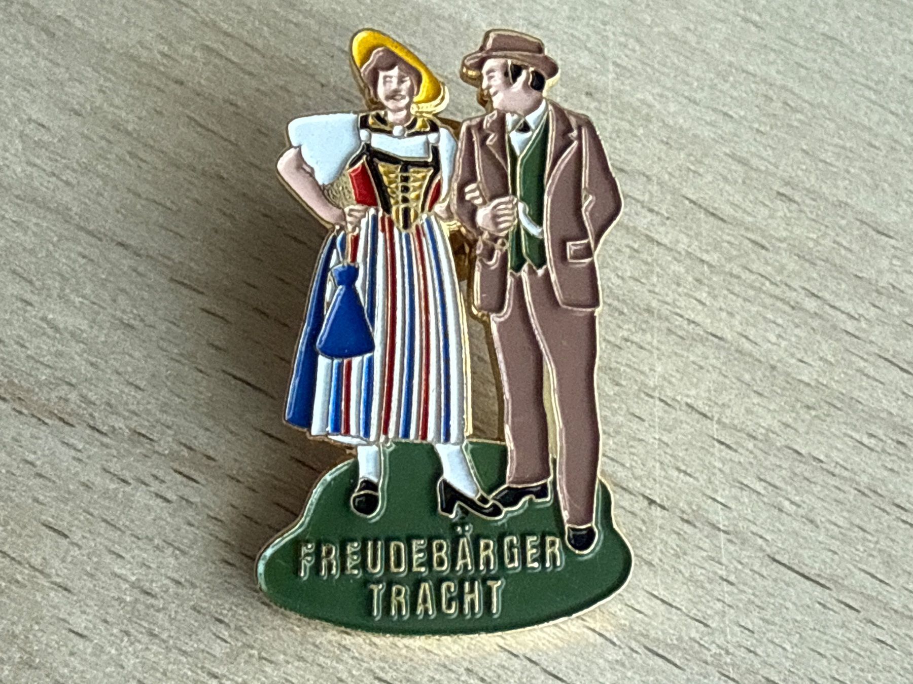 Placchette & Badge: Pin Freudebärger Tracht – Usato da Glattbrugg venduto da Schweigmatt