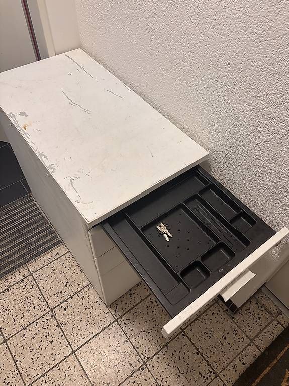 Baucontainer: Korpus weiss Schubladen abschliessbar – Gebraucht aus basel von Drdracula 1
