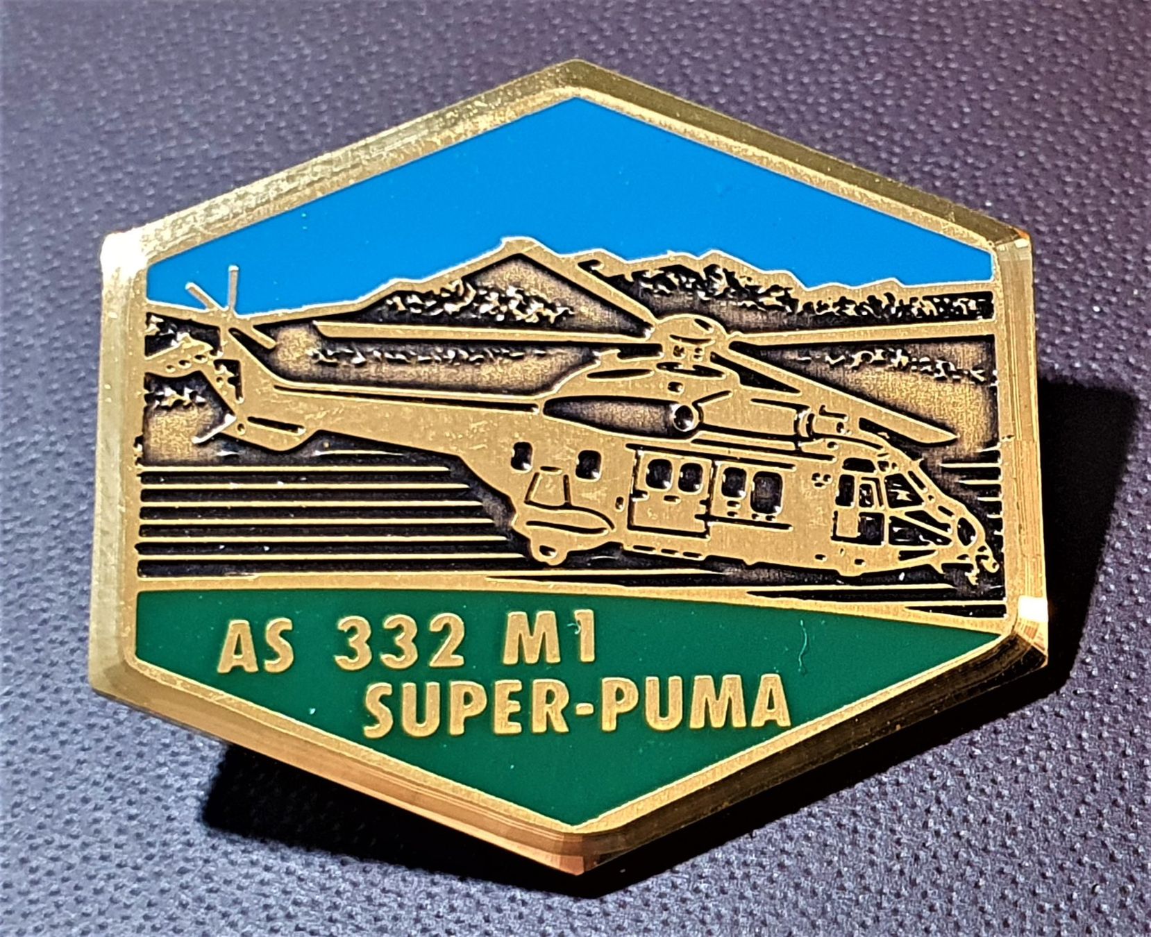 Placchette & Badge: P964 - Pin Helikopter der Schweizer Armee Super-Puma – Usato da Reinach BL venduto da Boston-Verkauf