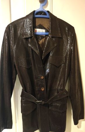Superbe veste en cuire souple avec ceinture. Taille 40.