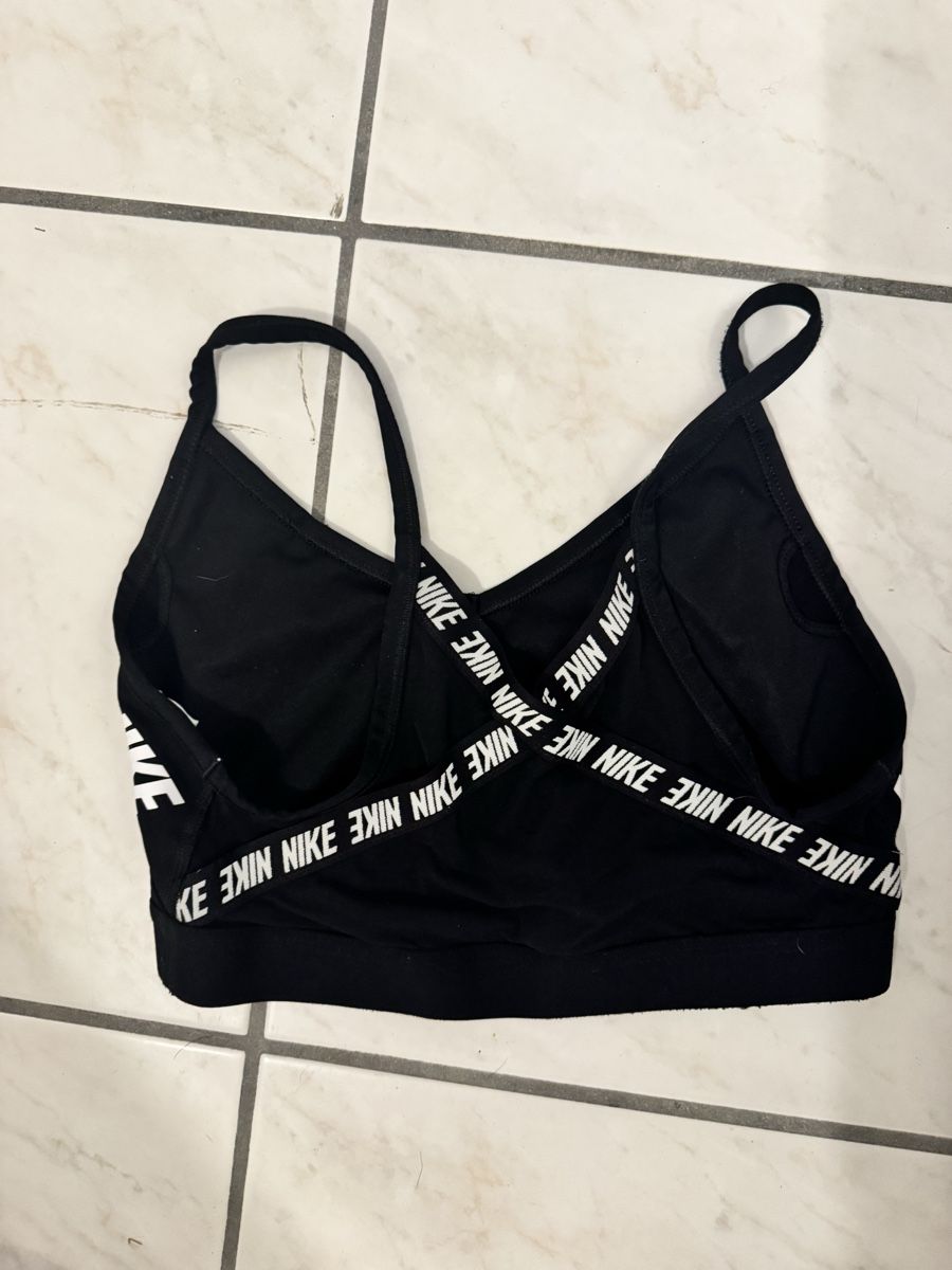 Nike Tops: Nike top size S – Gebraucht aus Porza von kaj_d5q7 1