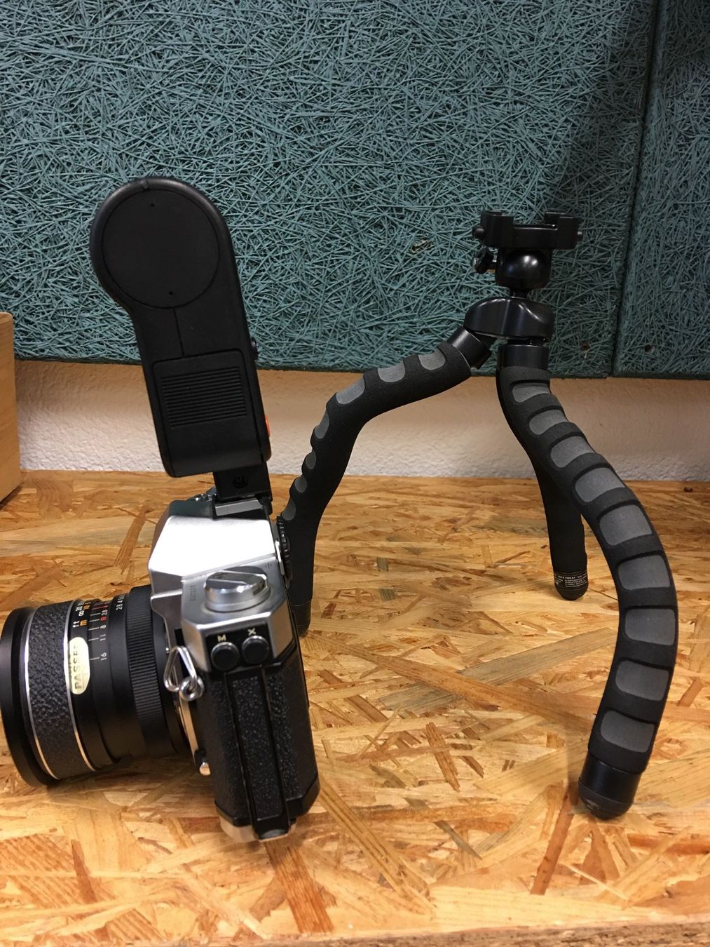 Konica Fotocamera: Konica Autoreflex T3 mit Blitz, mit Kamerastative – Usato da Olten venduto da ELHANDEL 2