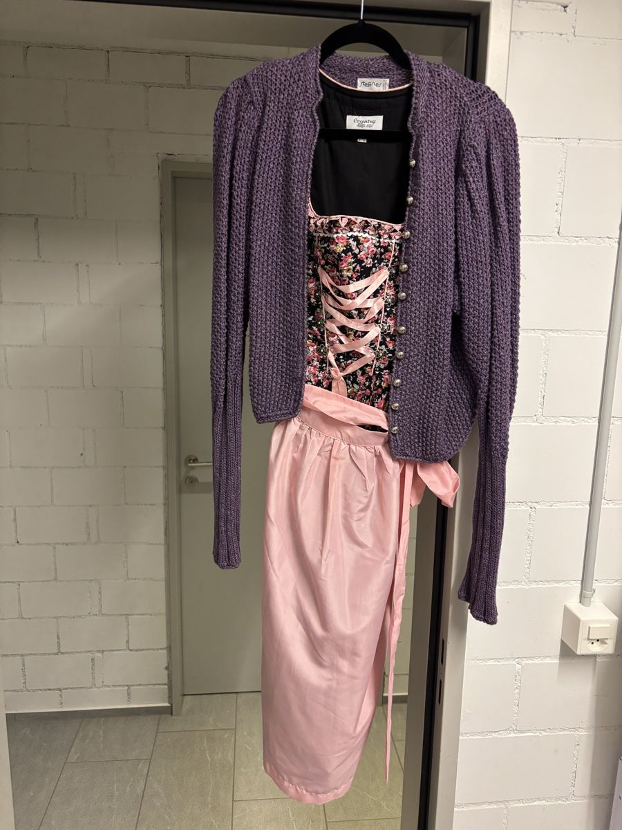 Kleider: Dirndl mit Strickjacke – Gebraucht aus Wil SG von Kaisermanoever
