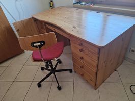 Büro geräumig mit 5 Zügen, Türe und  1 Tablar