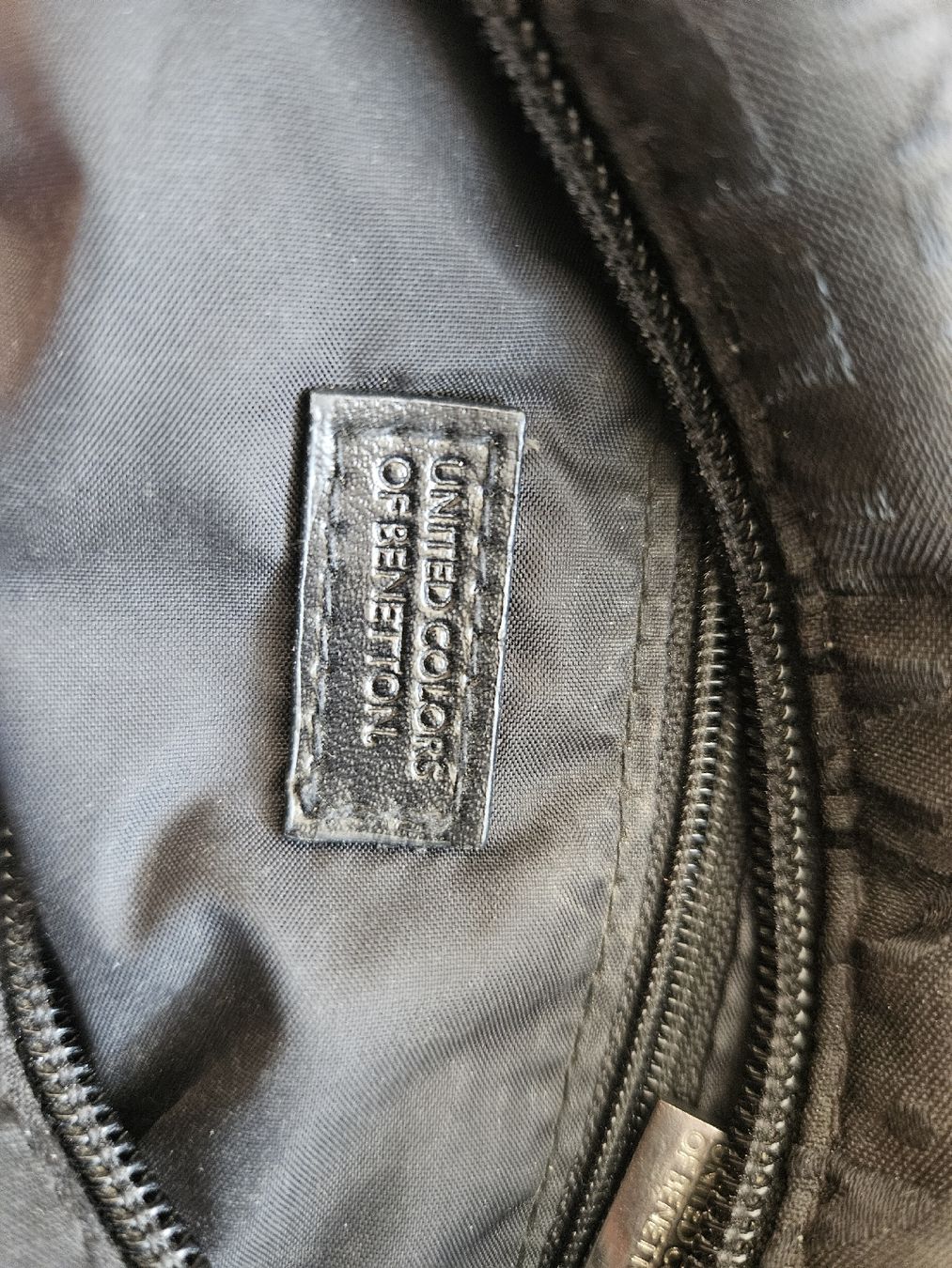 Benetton Borse: gebrauchte, schwarze Benetton Handtasche – Usato da Allschwil venduto da Nymeria_1993 2