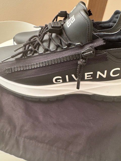 Givenchy Chaussures femmes: NEUE Givenchy Sneakers Spectre aus Leder – Neuf avec emballage d'origine à Richterswil par immersommer 3