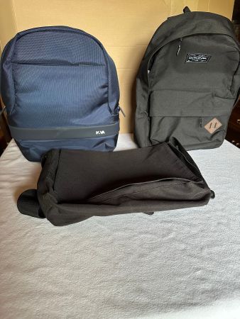 2 sacs à dos et 1 sacoche