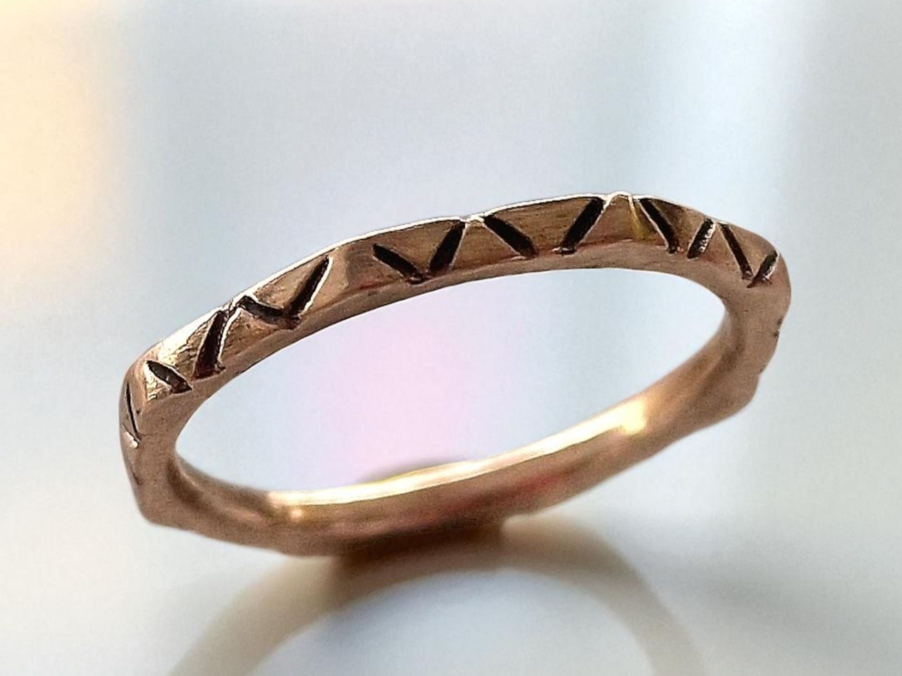Anelli: Schmaler Achteck-Ring, Bronze geschnitzt, Grösse 55 – Nuovo e nell'imballaggio originale da Aarau venduto da Schmuckhoehle_MD 1