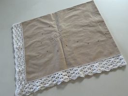 Tischtuch bestickt mit Häkelrand und Lochstickerei