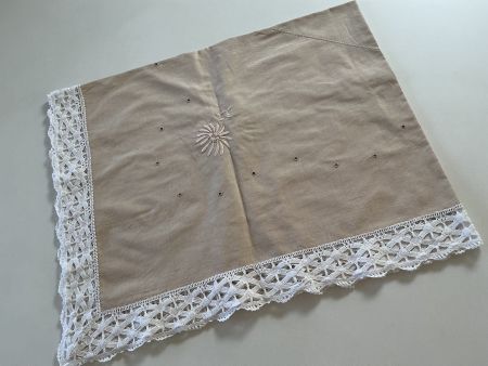 Tischtuch bestickt mit Häkelrand und Lochstickerei