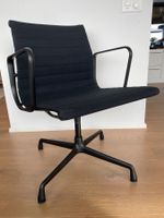 Vitra Bürostuhl Aluminium Chair EA 108 drehbar, schwarz