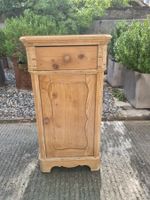 schöner antiker Nachttisch Tannenholz, Tür,Schublade,Tablar