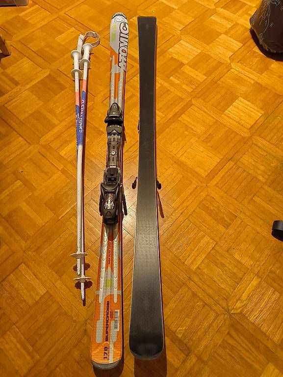 Skis: Atomic Ski mit Bindung und Stöcken – D'occasion à Zürich par juheh