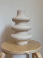 Design Vase Keramik beige / organische Form ähnlich Ferm