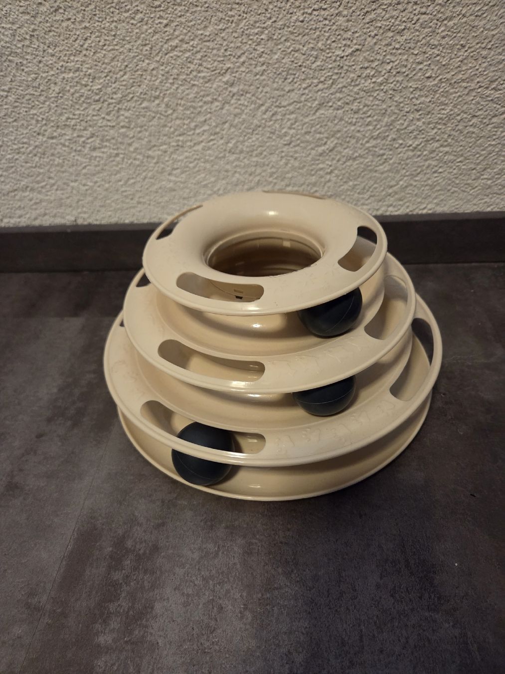 Tiragraffi: 3-stufige Katzen-Spielrolle mit Bällen hellbeige – Nuovo (secondo la descrizione) da Sarmenstorf venduto da Hurrli