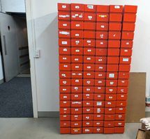80x Rote Kunststoffboxen