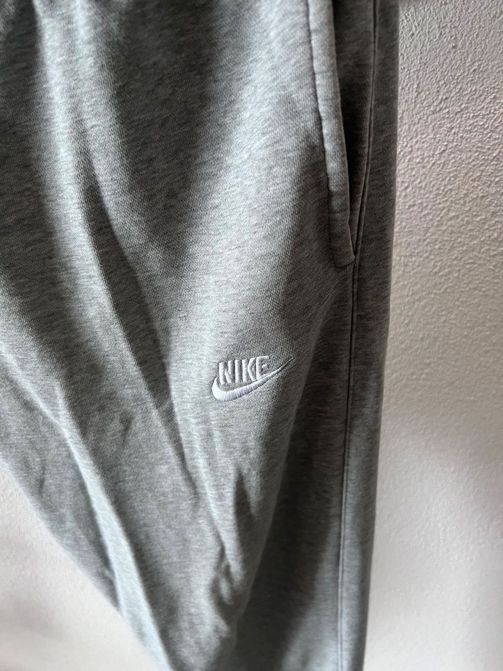 Nike Pantaloni: Original Nike Trainerhosen Grau M – Nuovo (secondo la descrizione) da Frauenfeld venduto da isa_9cy7 1