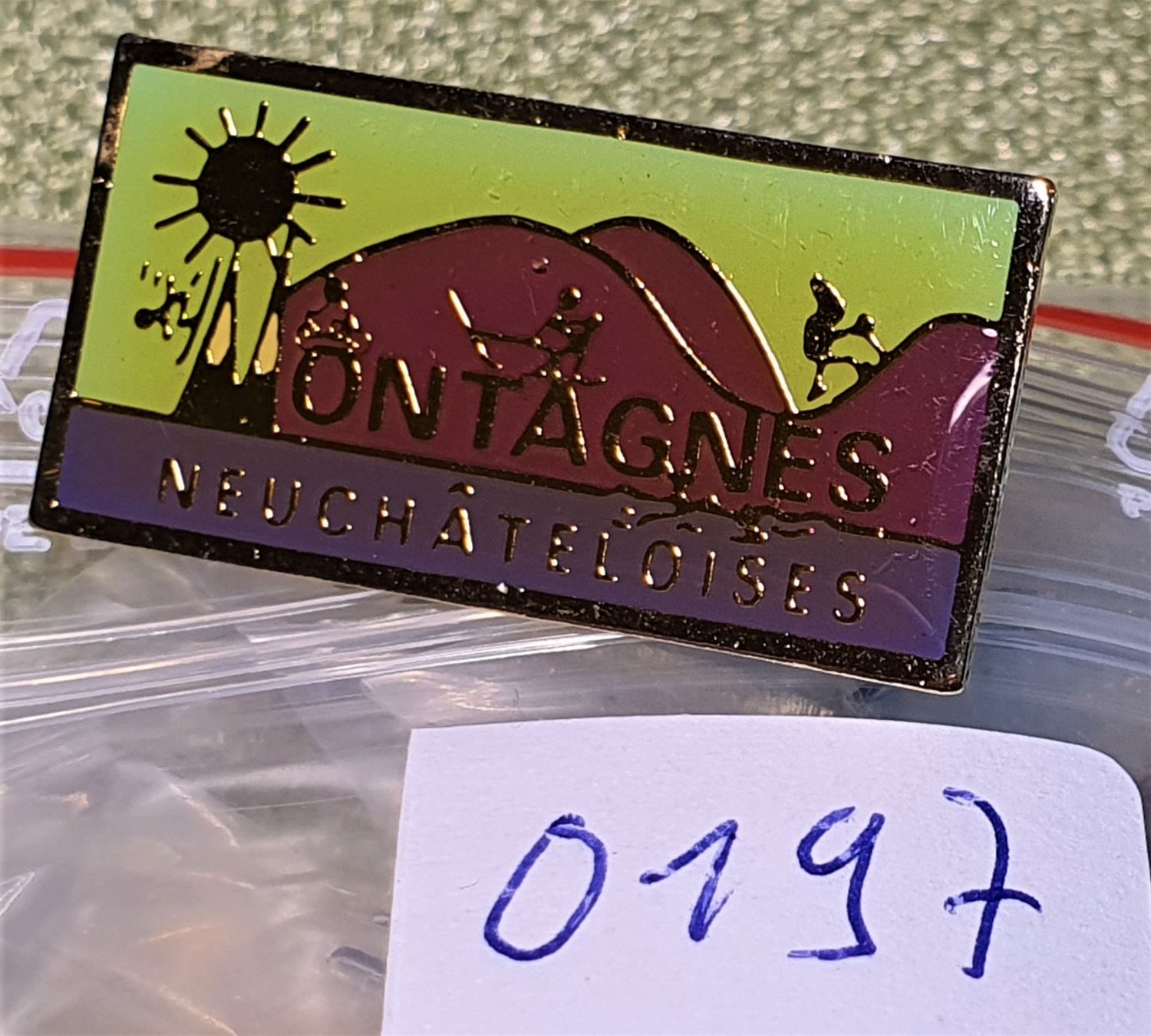 Plaketten & Abzeichen: O197 - Pin Montagnes Neuchateloises – Gebraucht aus Reinach BL von Boston-Verkauf 2