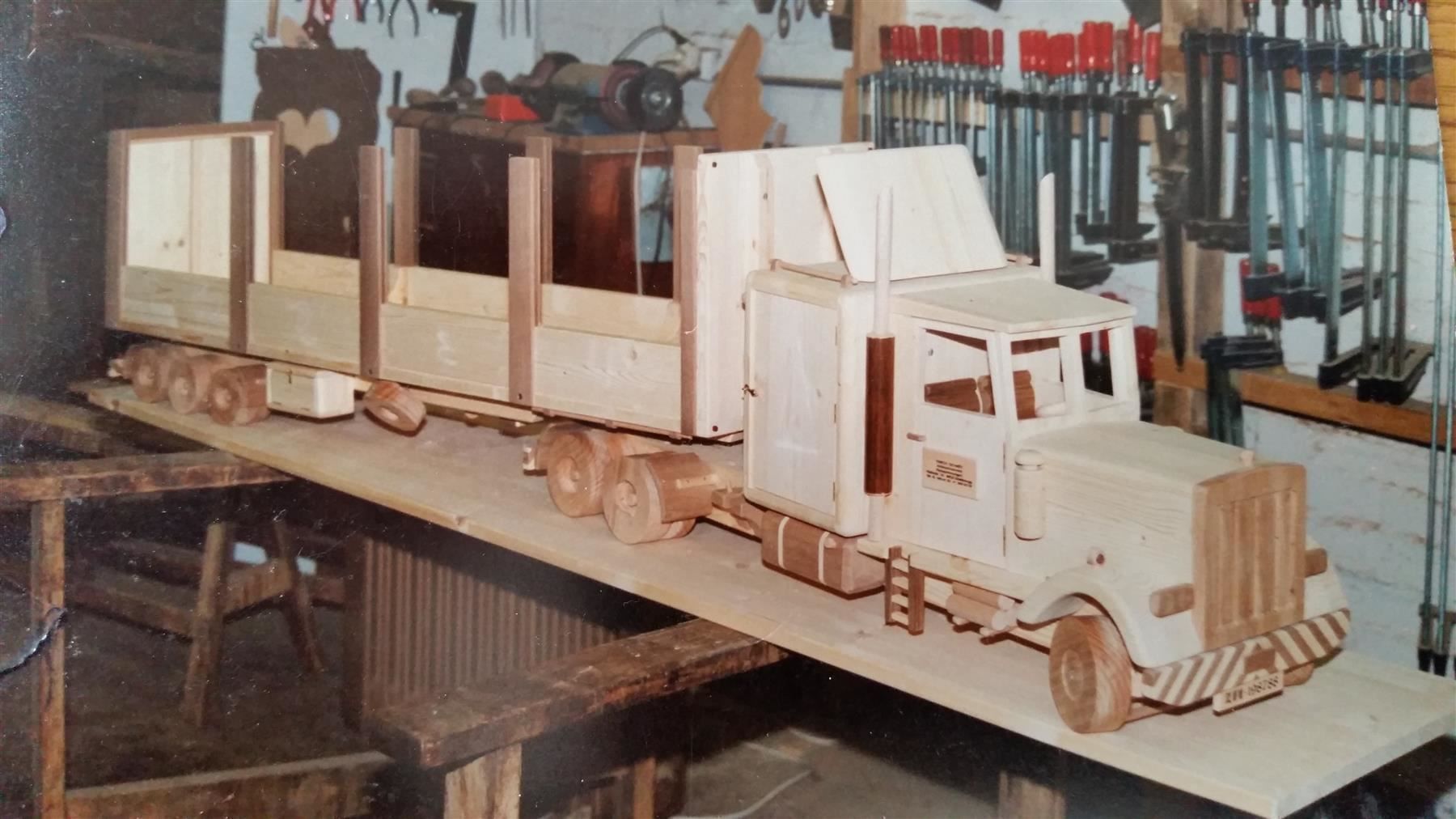 Kit di modellismo & Modellini statici: USA Tracker aus Holz – Nuovo (secondo la descrizione) da Embrach venduto da Olympia52